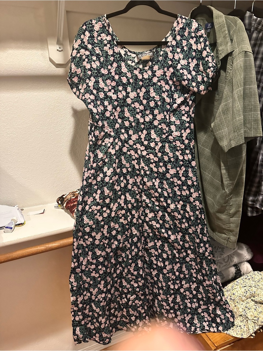 Women’s maxi Floral Puff-Sleeve Dress in Dark Green and Pink